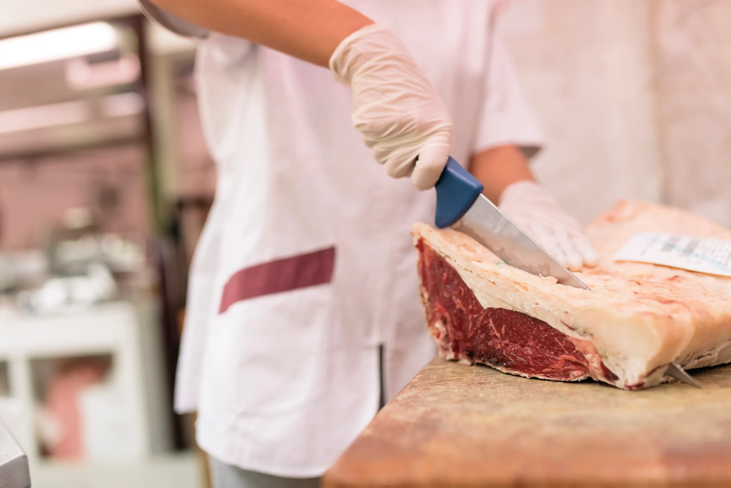 Carnicero cortando carne